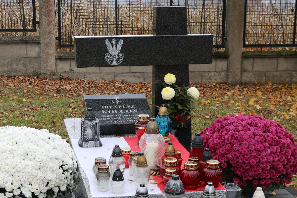 Powstańcza mogiła na cmentarzu w Stadnikach